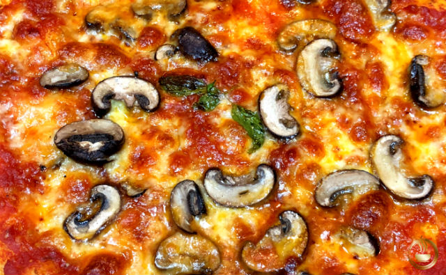بيتزا هشة على الطريقة الإيطالية الأصلية