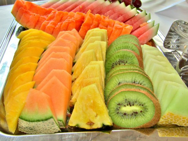 طرق تخزين الطعام وحفظه - حفظ قطع الفاكهة من تغير لونها